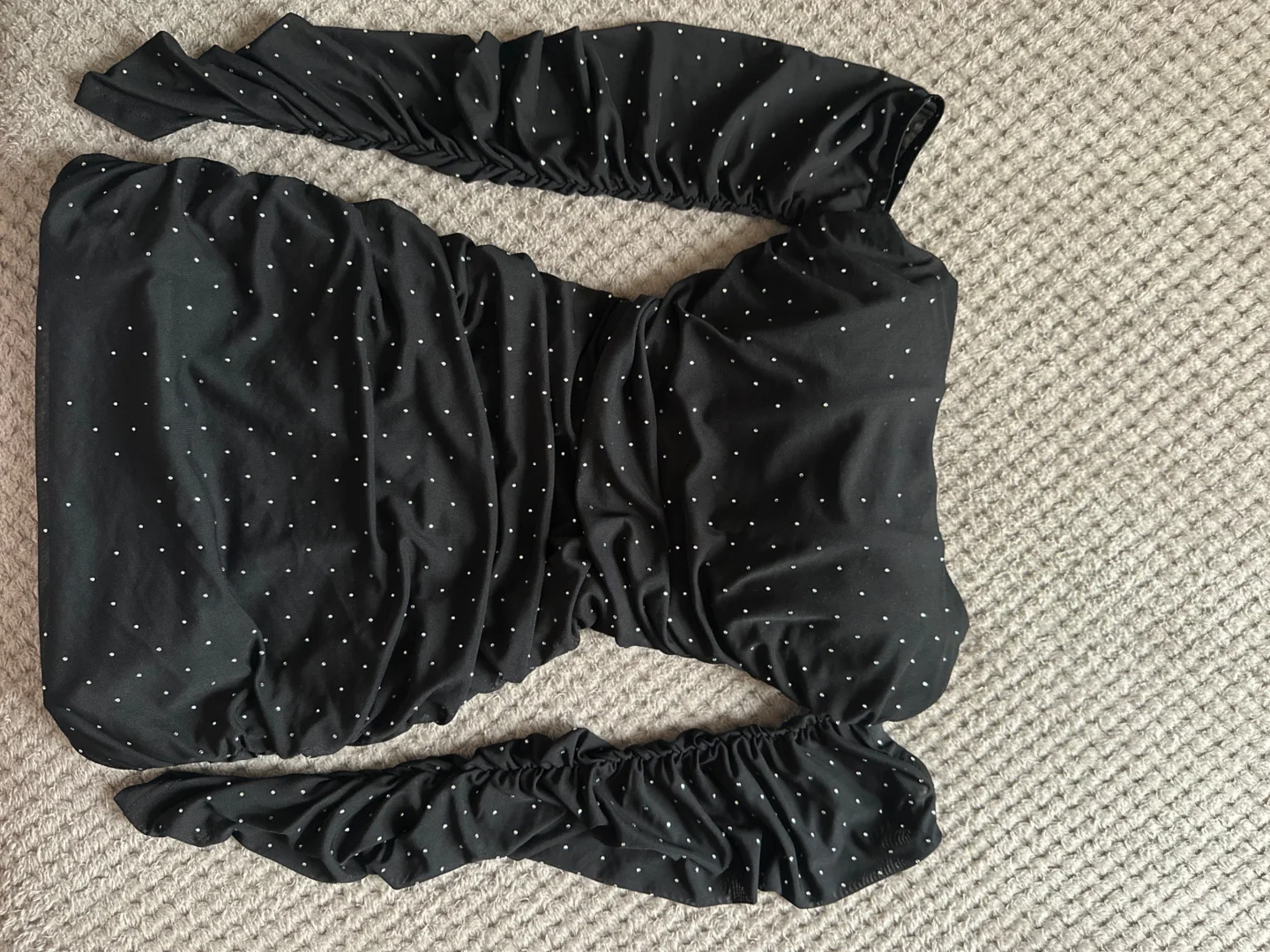 Crna kratka haljinica