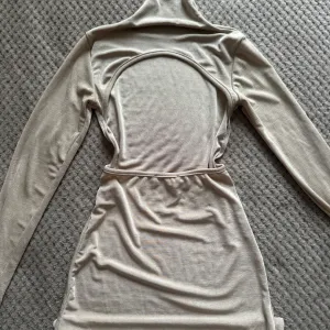 Prestiž bež kratka haljina golih ledja