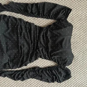 Crna kratka haljinica