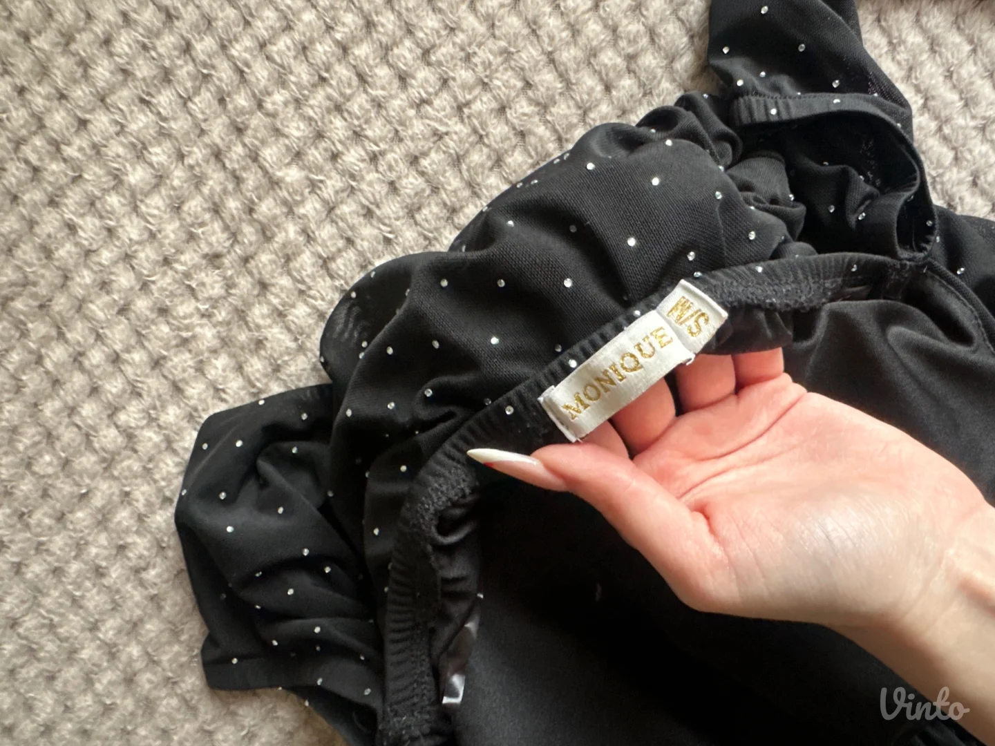 Crna kratka haljinica