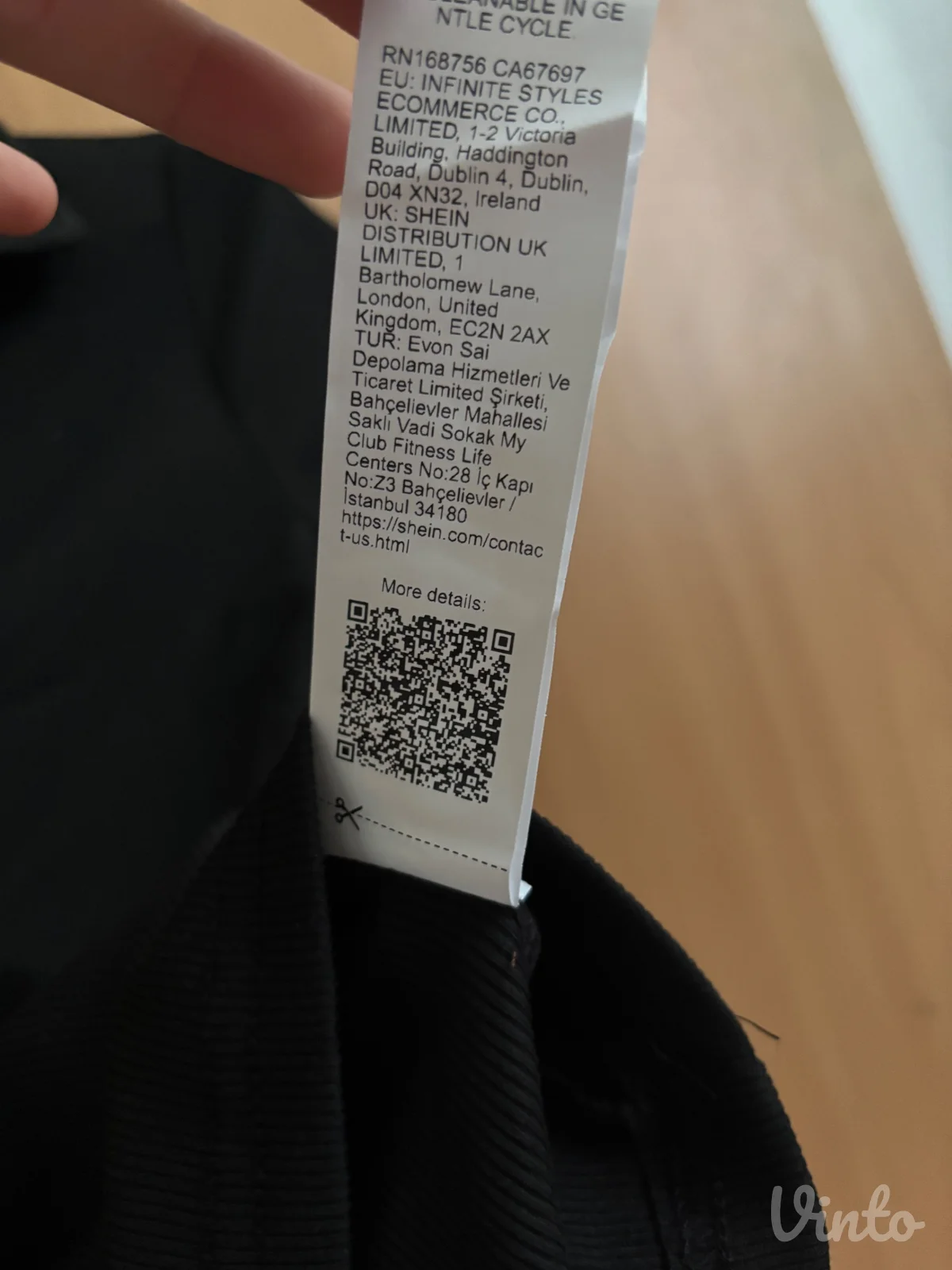 Crna majica sa V izrazom