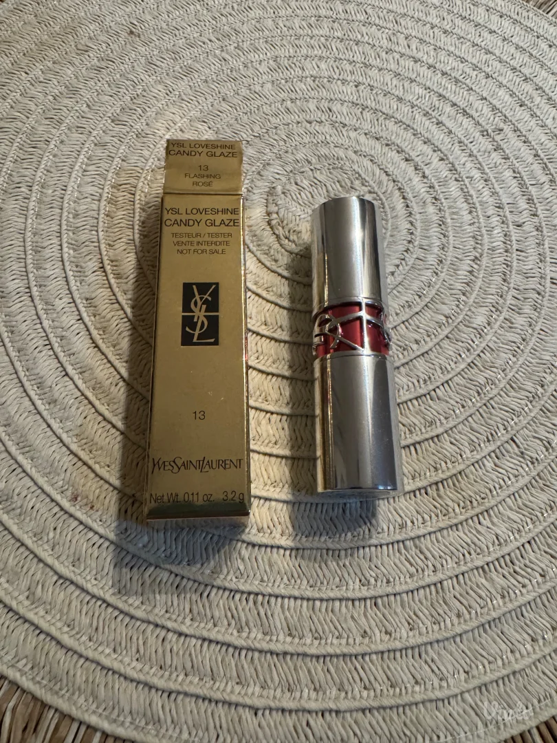 Yves Saint Laurent karmin, novo