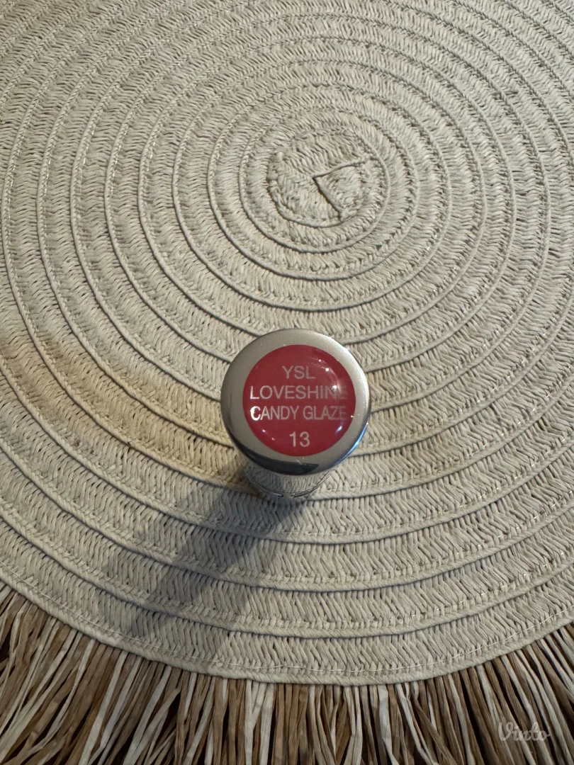 Yves Saint Laurent karmin, novo