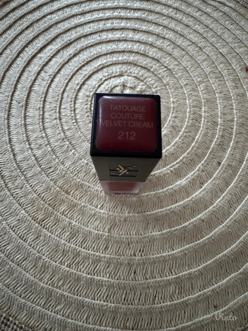 YSL tečni karmin, br 212