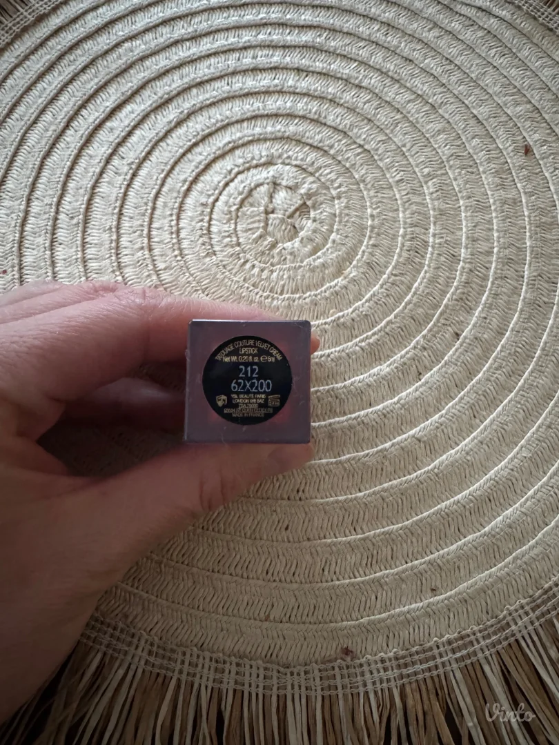 YSL tečni karmin, br 212