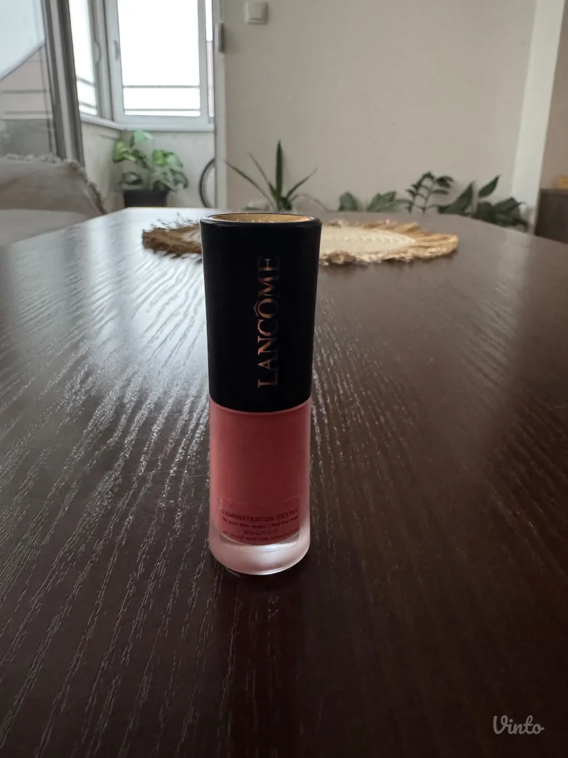 Lancome tečni karmin, nov