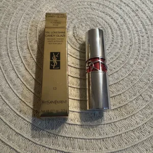 Yves Saint Laurent karmin, novo