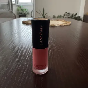 Lancome tečni karmin, nov