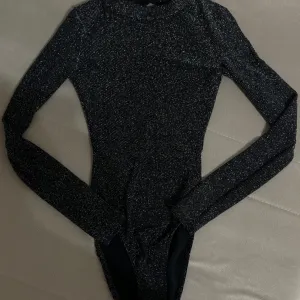 H&M - Body dugih rukava sa šljokicama