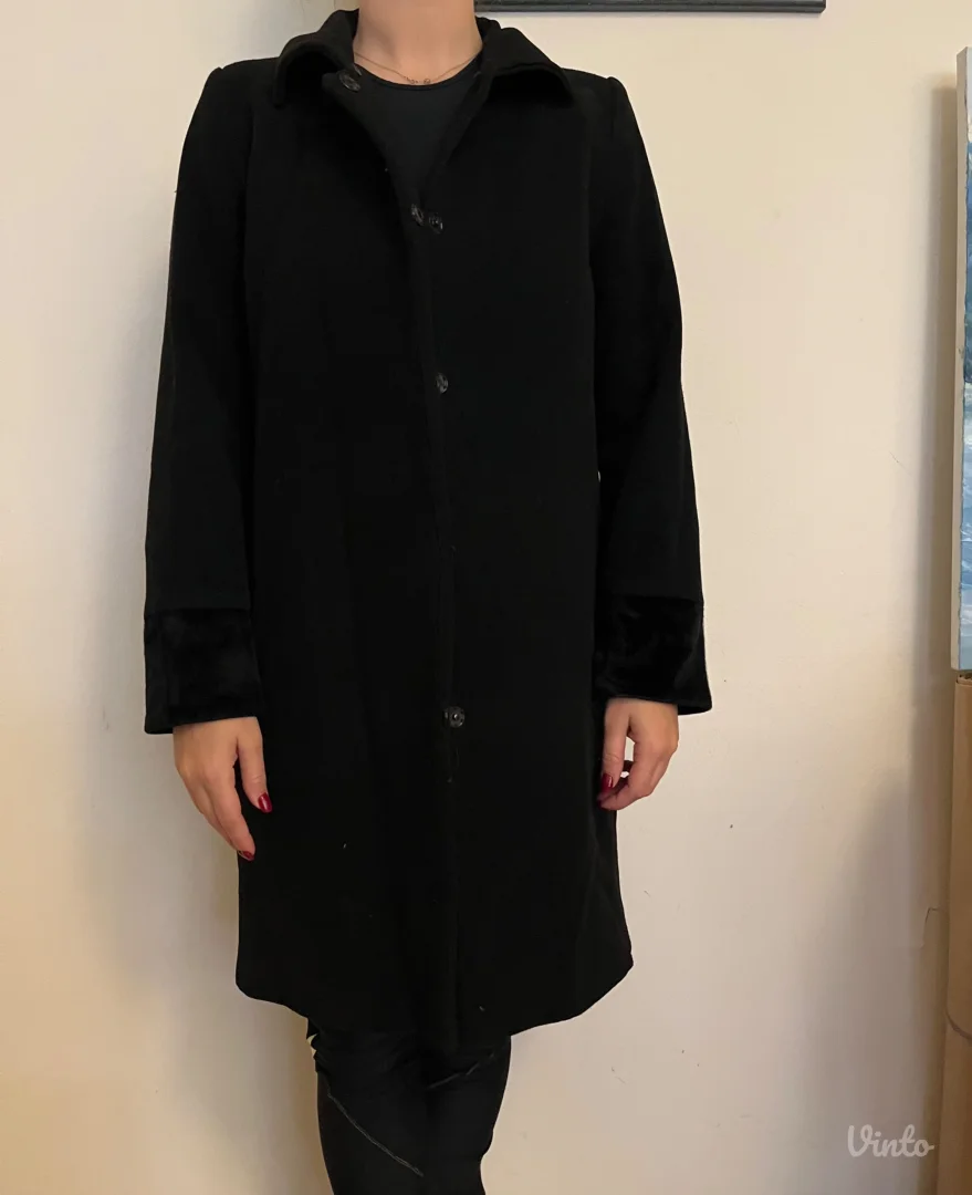 Crni kaput sa krznenim detaljima