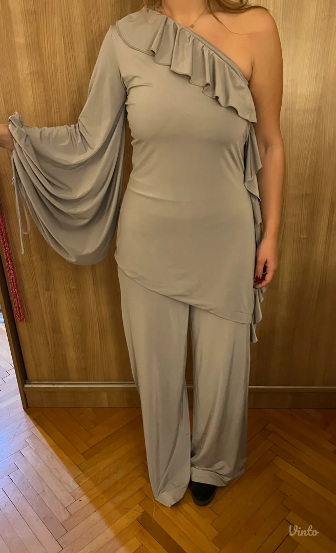Sivi trikotažni komplet, pantalone i bluza- NOVO