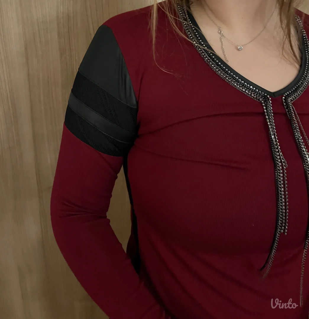 Bordo majica sa kožnim detaljima