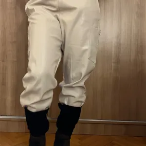 Kožne bež pantalone - ZARA