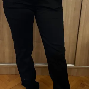 Plitke crne farmerka