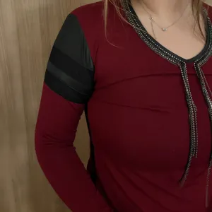 Bordo majica sa kožnim detaljima