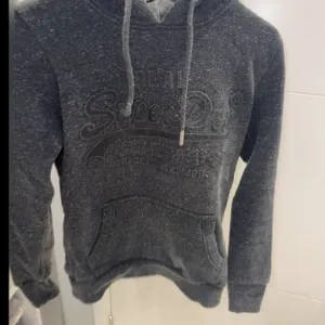 Superdry duks sa kapuljacom topao