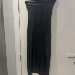 Bershka kozna haljina