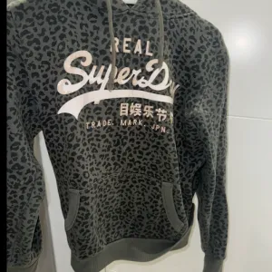 Super dry duks sa kapuljacom