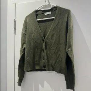 Primark maslinasti kardigan
