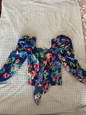 Sarena bluza S velicina