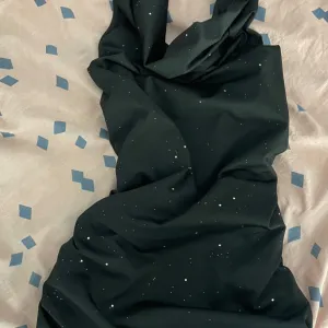 Crna haljina sa sljokicama