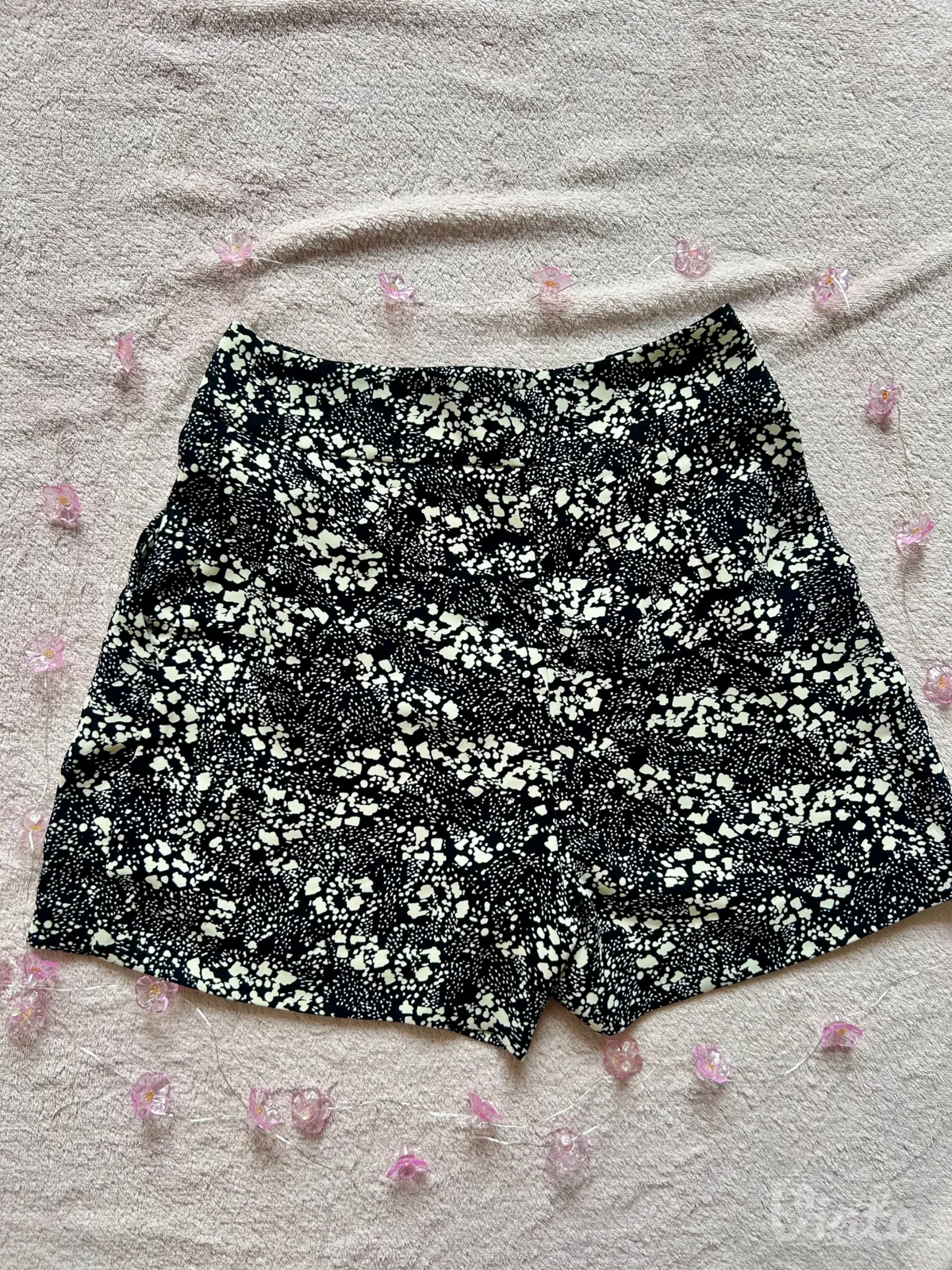 H&M crno beli šorts