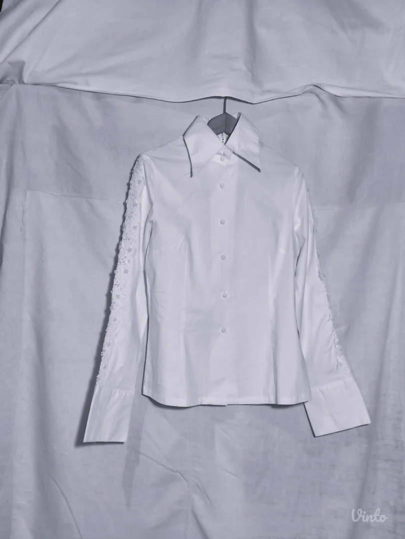 Bela košulja sa 3D aplikacijama