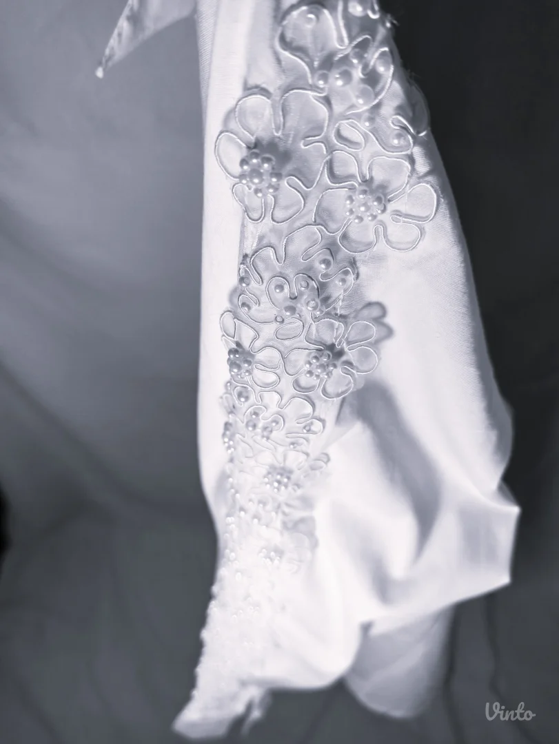 Bela košulja sa 3D aplikacijama