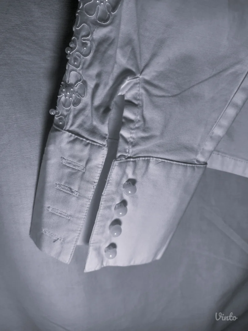 Bela košulja sa 3D aplikacijama