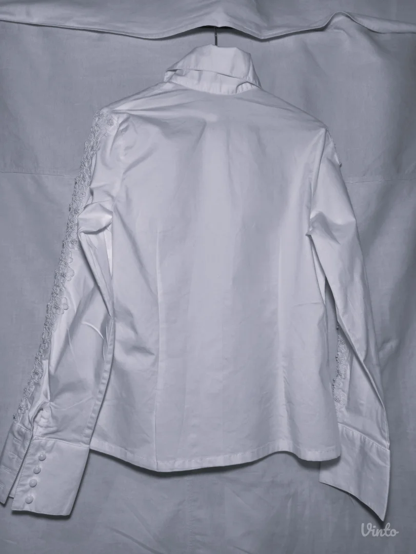 Bela košulja sa 3D aplikacijama