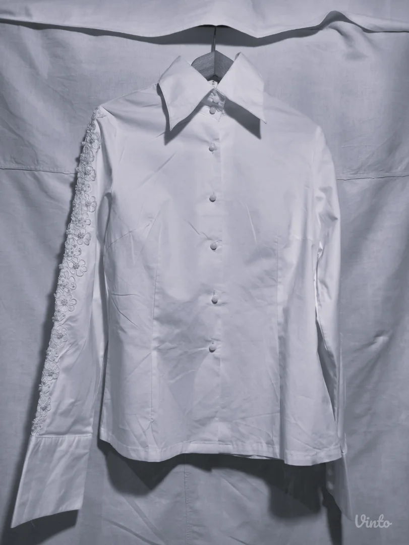 Bela košulja sa 3D aplikacijama