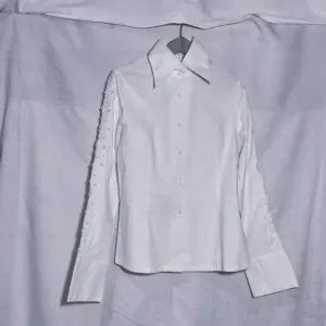 Bela košulja sa 3D aplikacijama