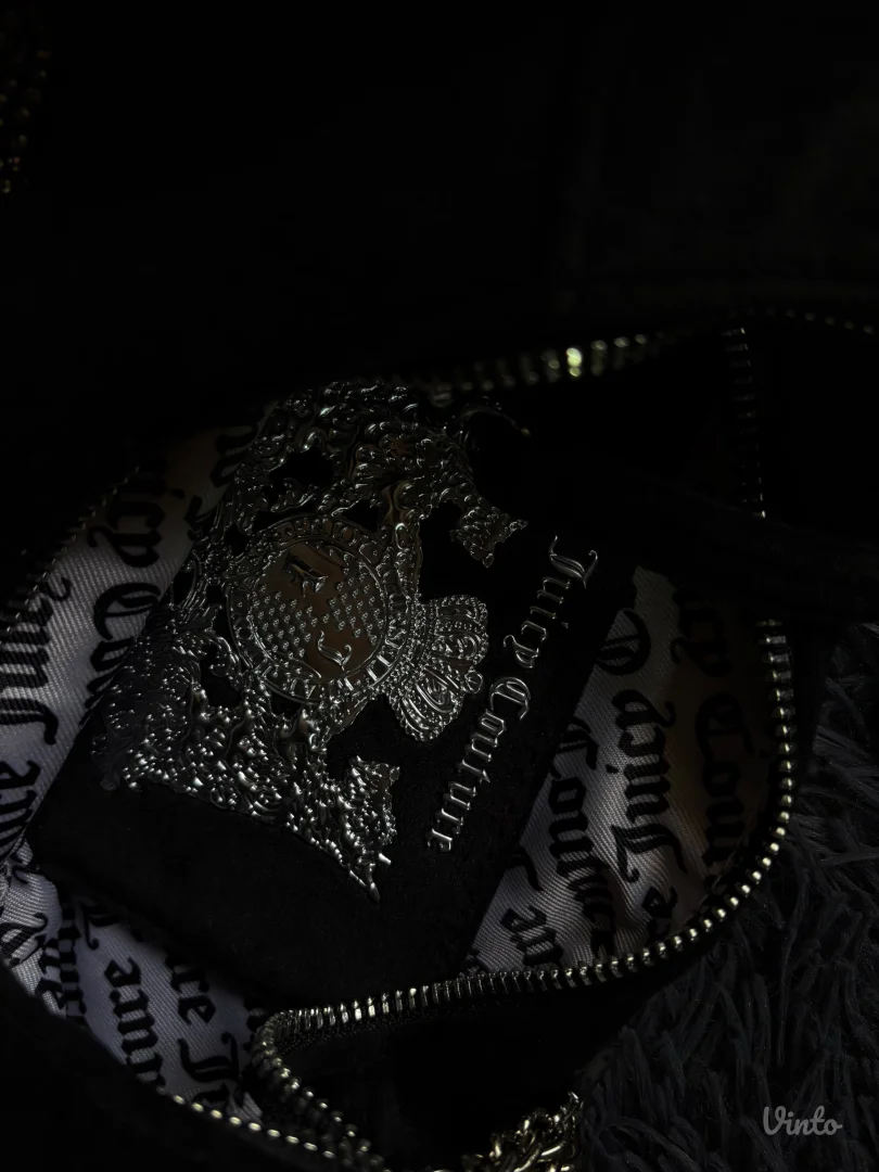 JUICY COUTURE CRNA PLIŠANA TORBICA SA CIRKONIMA