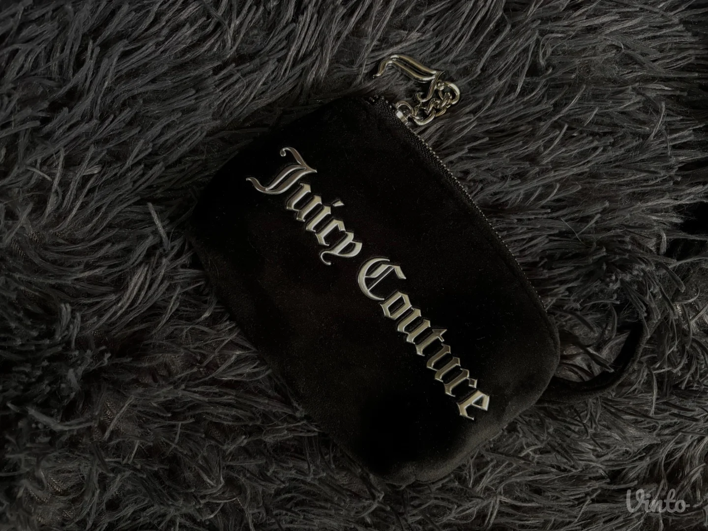 JUICY COUTURE CRNA PLIŠANA TORBICA SA CIRKONIMA