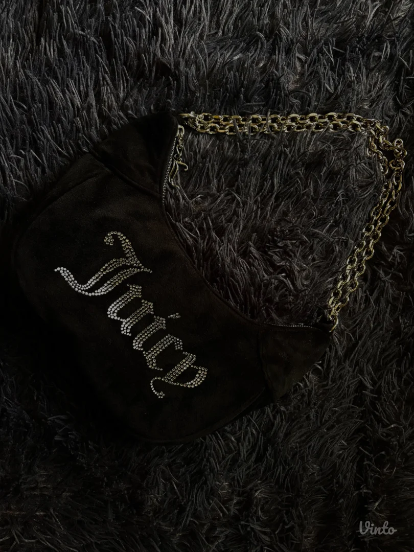 JUICY COUTURE CRNA PLIŠANA TORBICA SA CIRKONIMA