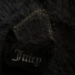 JUICY COUTURE CRNA PLIŠANA TORBICA SA CIRKONIMA