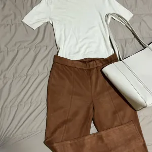 KOMPLET majica, pantalone i torba