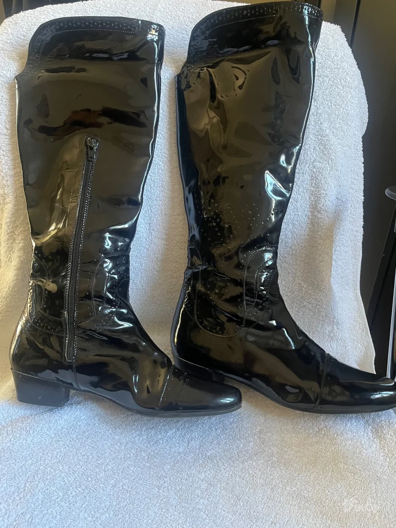 Crne kožne čizme do kolena 2000 DINARA