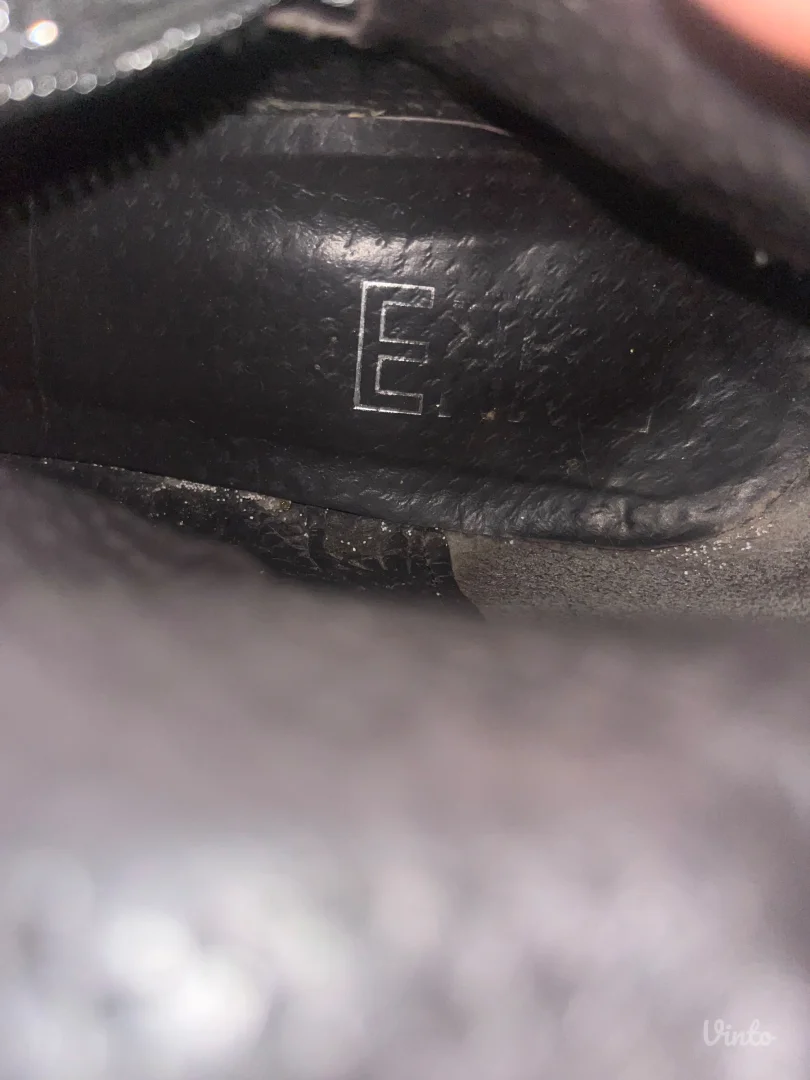 Crne kožne čizme do kolena 2000 DINARA