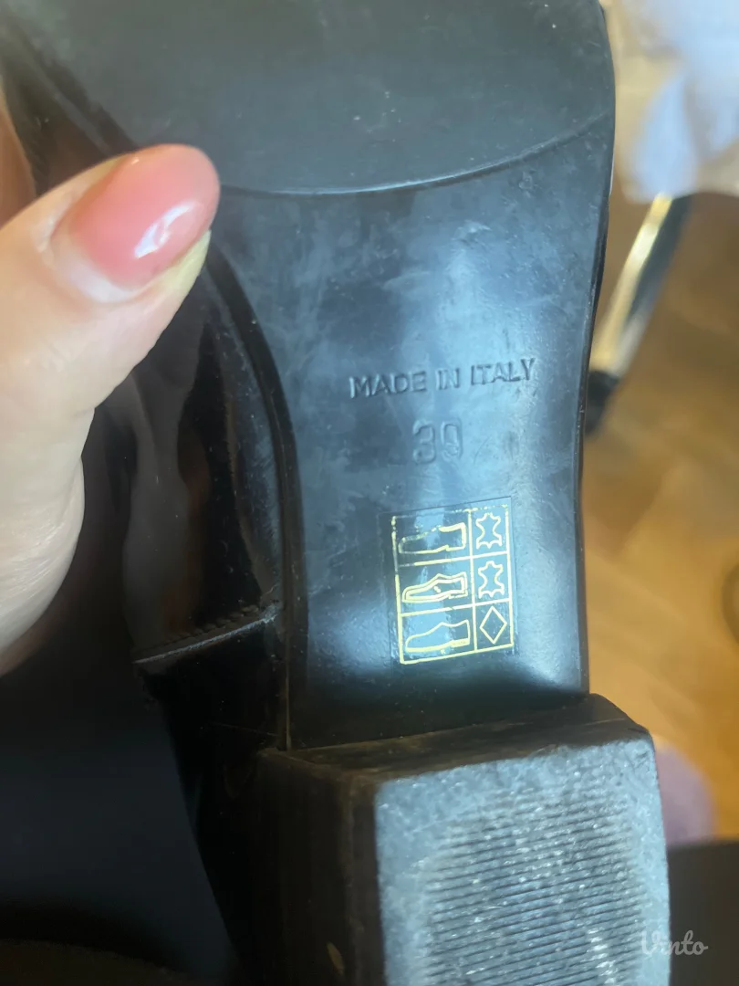 Crne kožne čizme do kolena 2000 DINARA