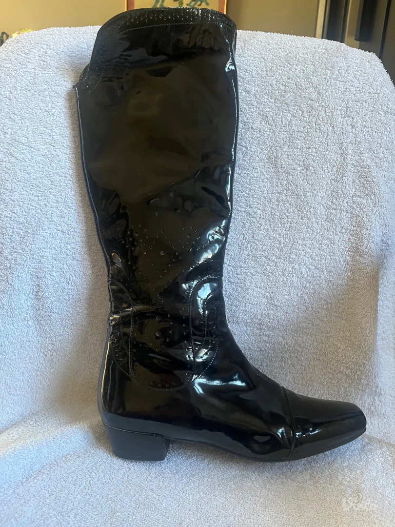 Crne kožne čizme do kolena 2000 DINARA