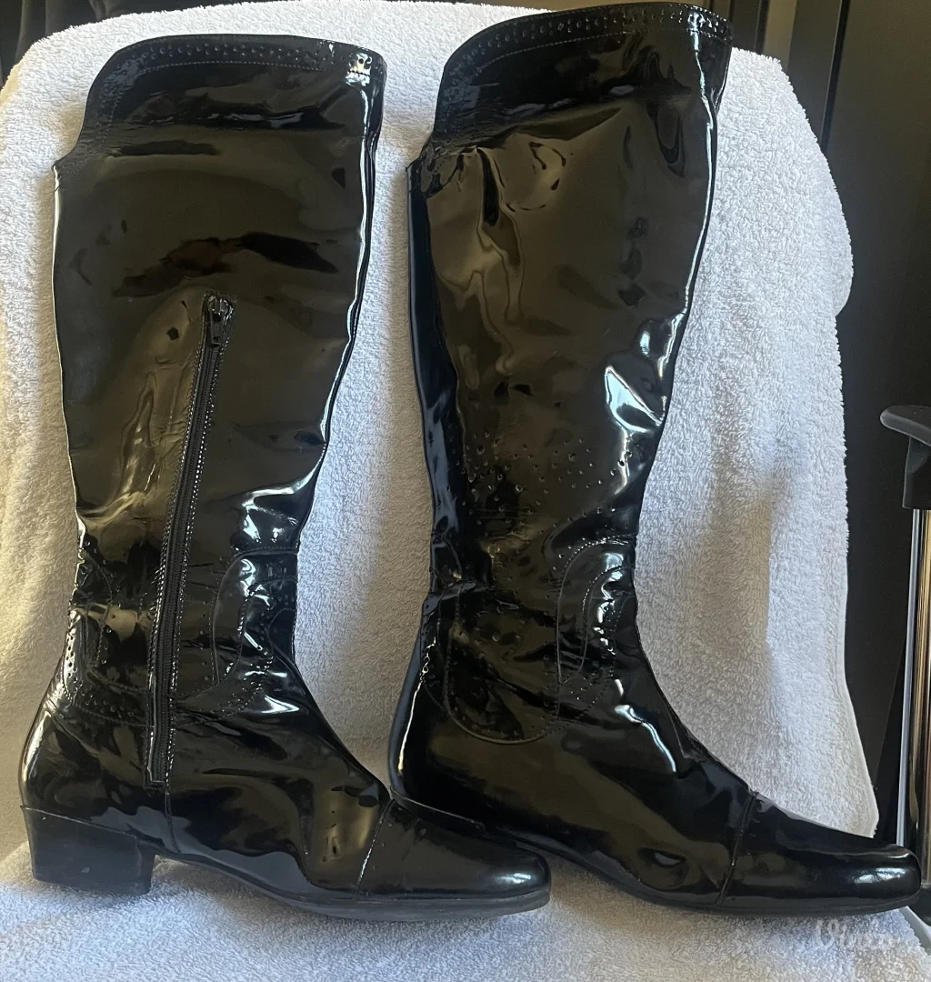 Crne kožne čizme do kolena 2000 DINARA