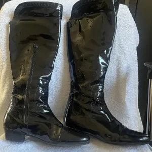 Crne kožne čizme do kolena 2000 DINARA