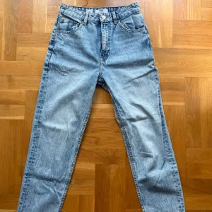 bershka farmerke mom jeans 36 velicina