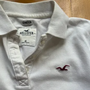 hollister ženska majica na kragnu