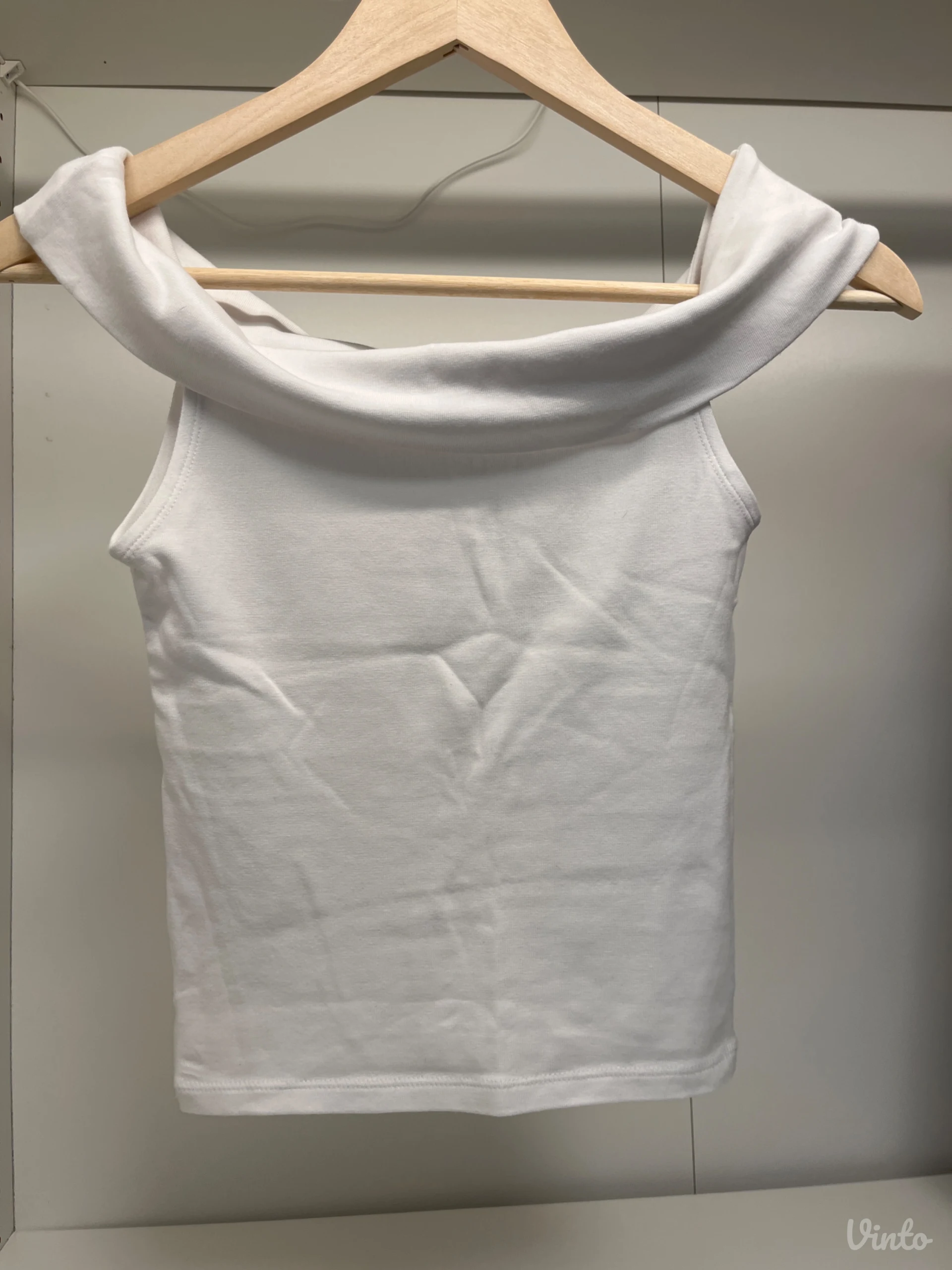 Bela Stradivarius off-shoulder majica