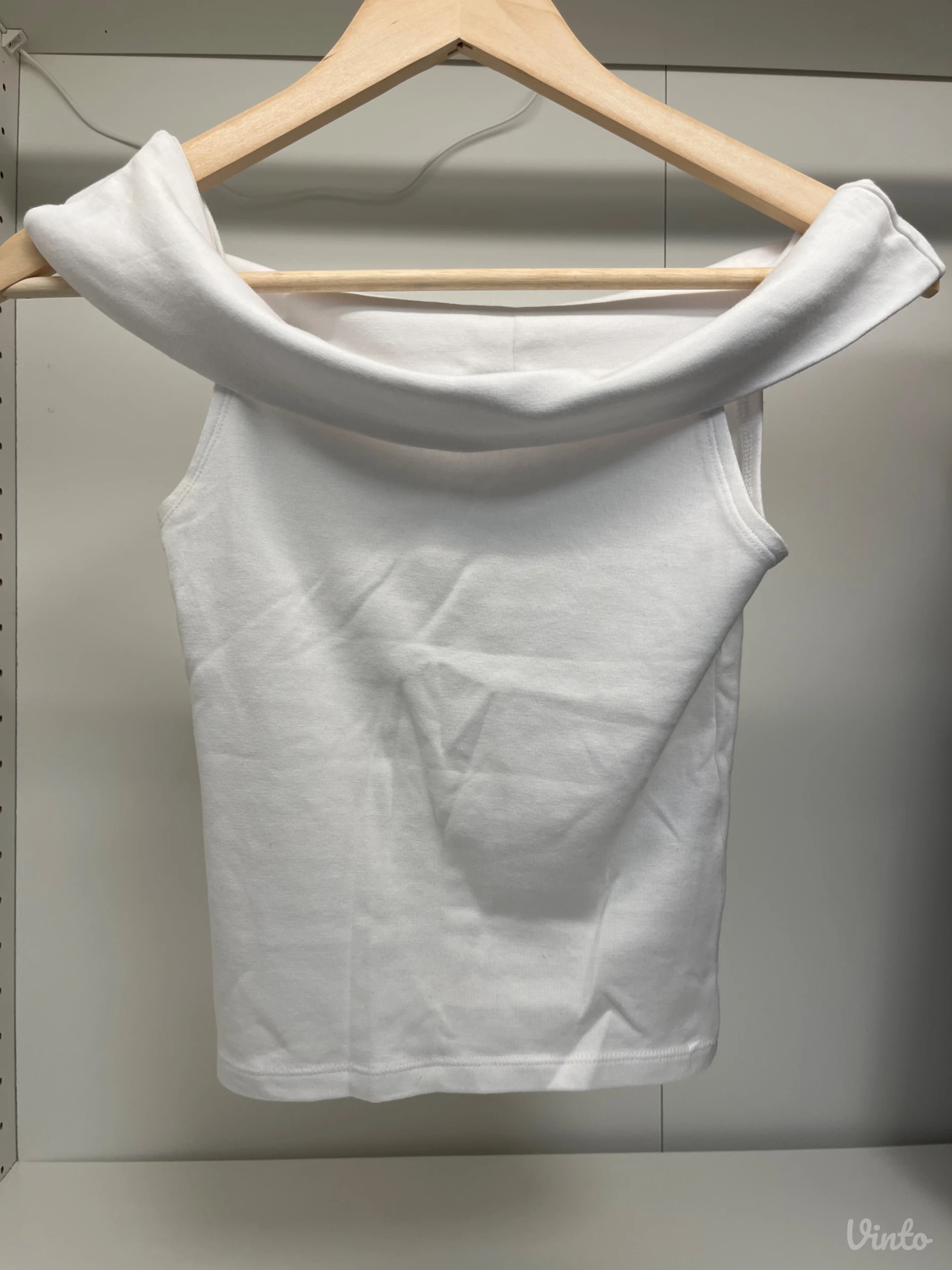 Bela Stradivarius off-shoulder majica