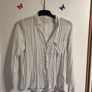 Bela košulja sa tačkicama