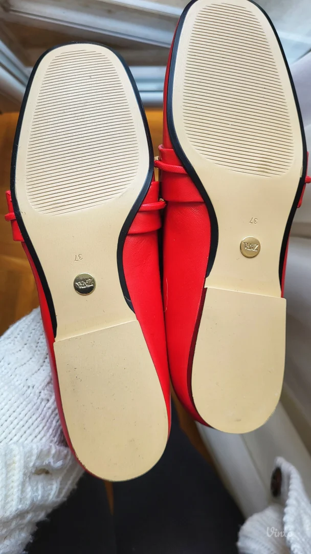 Nove Zara kozne crvene cipele zlatni detalj