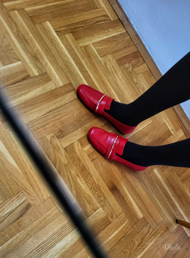 Nove Zara kozne crvene cipele zlatni detalj